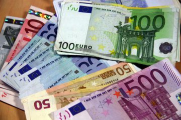 Billets en euros pour symboliser le travail